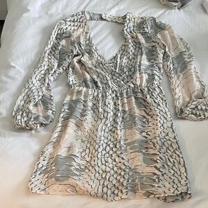 Women's Printed V-Neck Long Sleeve Dress - Cream & Gray